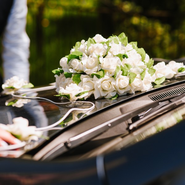 hochzeitsschmuck am auto
