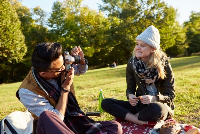 zwei menschen sitzen im park auf decken