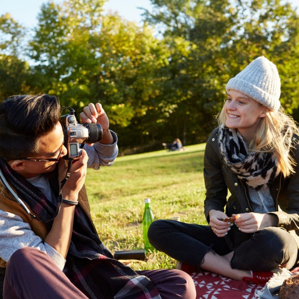 zwei menschen sitzen im park auf decken