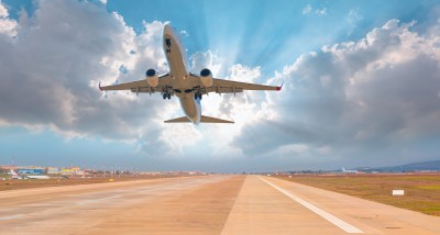 flugzeug hebt von startbahn ab