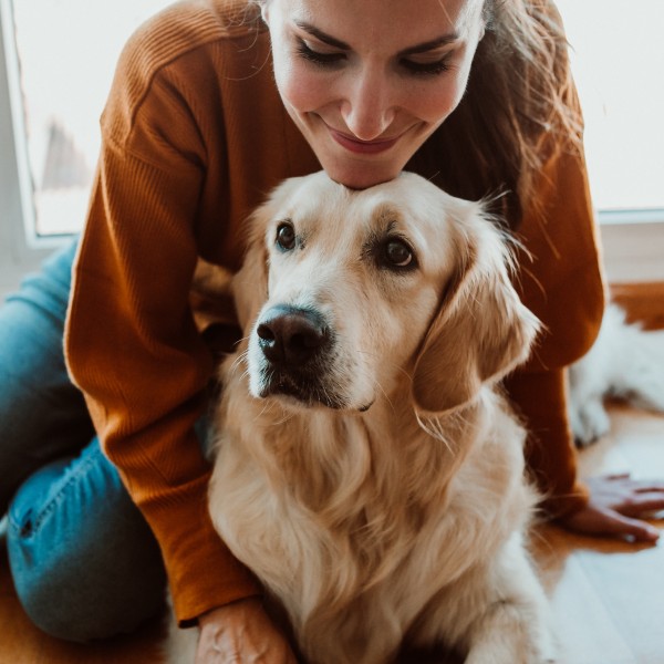 frau lehnt sich am boden an ihren hund