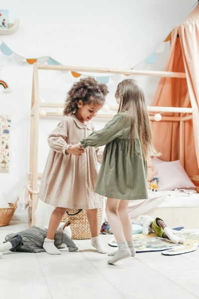 kinder spielen miteinander