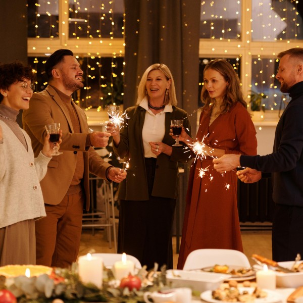 menschen feiern silvester