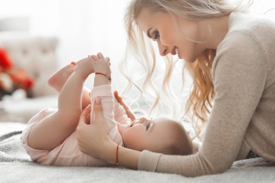 mutter spielt mit ihrem baby