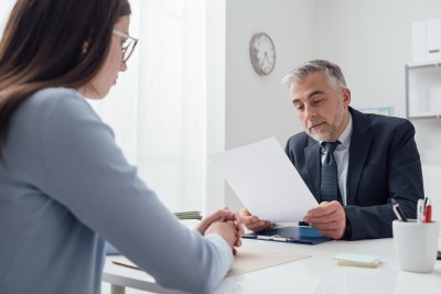 frau mit ihrem chef beim personalgespraech