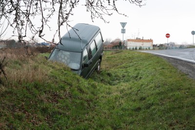 auto steht verlassen im straßengraben