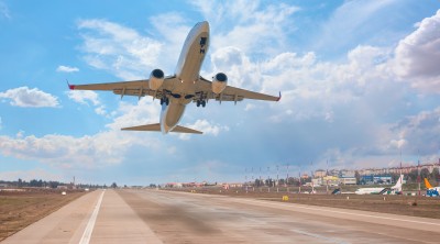 flugzeug hebt von startbahn ab