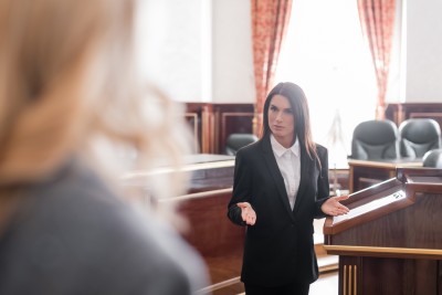 frau wird im gerichtssaal von anwältin verhört