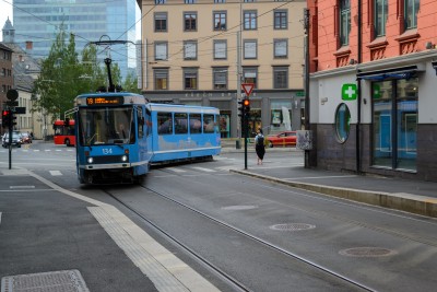 strassenbahn fährt um die kurve