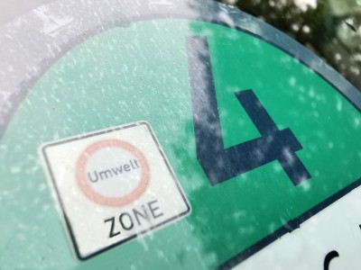 grüne umweltplakette auf der windschutzscheibe