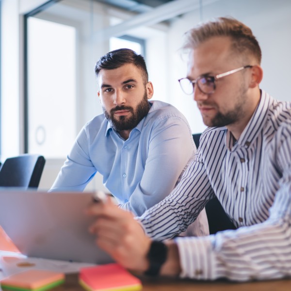 chef spricht mit mitarbeiter