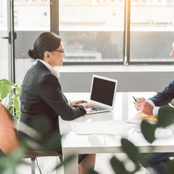 chefin und mitarbeiter sprechen miteinander