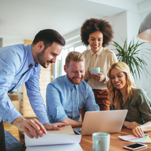 mitarbeiter arbeiten zusammen