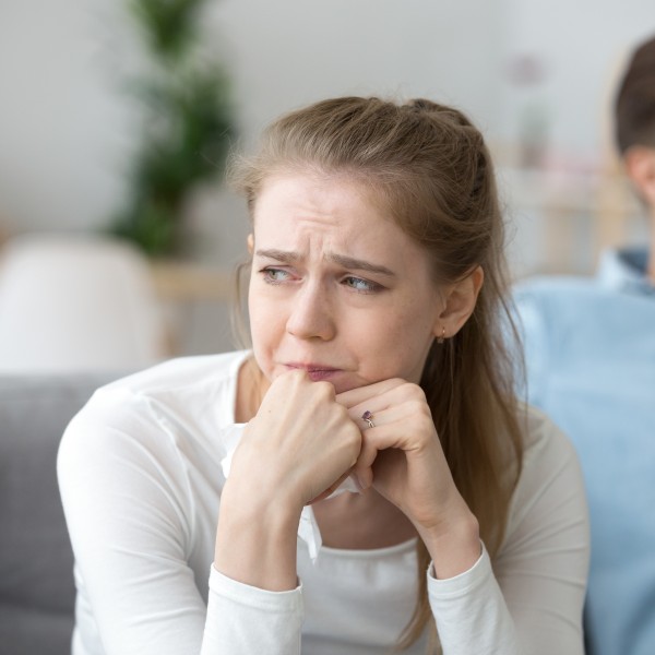 frau sitzt weinend vor einem mann auf der couch