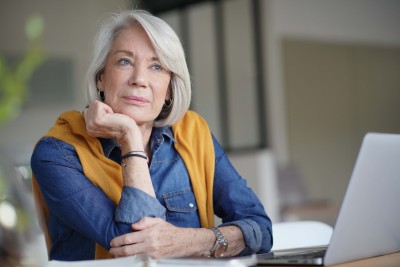 frau schaut nachdenklich in die ferne