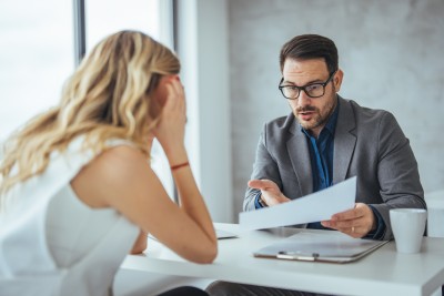 Frau und Mann reden über Vertrag