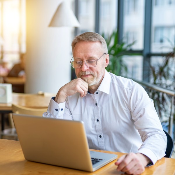 Mann am PC prüft seinen SCHUFA-Score