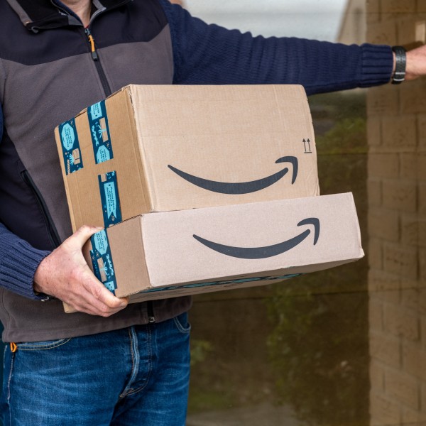 Paketbote von Amazon klingelt an Haustür