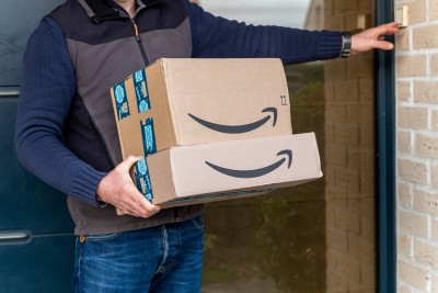 Paketbote von Amazon klingelt an Haustür