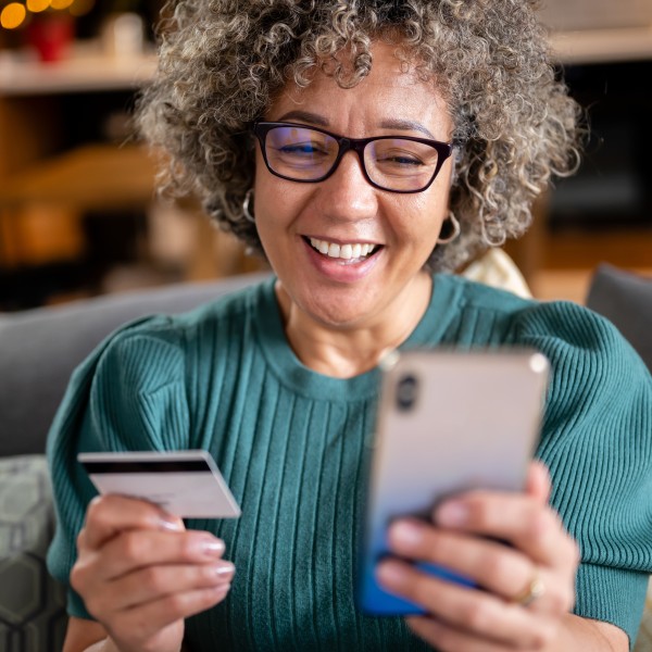 Frau beim Online-Banking am Handy