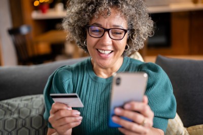 Frau beim Online-Banking am Handy