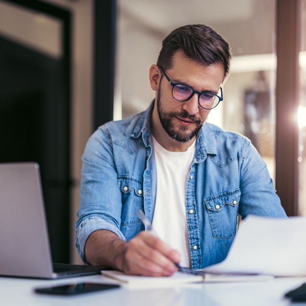 Mann mit Brille am Schreibtisch