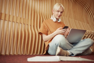 Digital Native aus Generation Z oder Alpha nutzt Smartphone