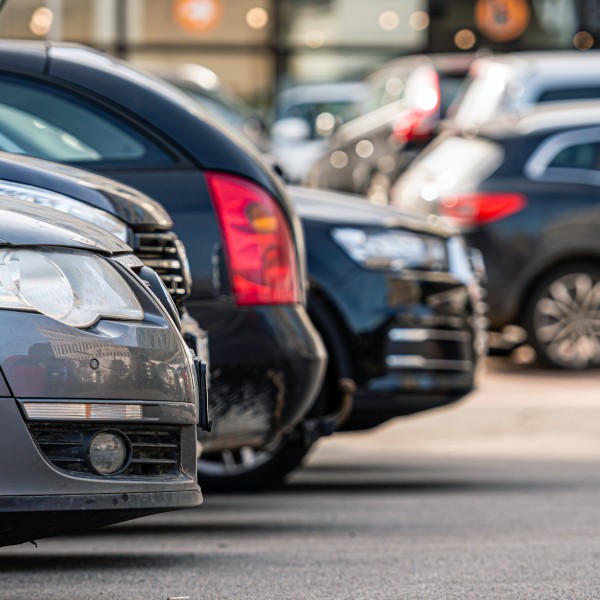 Verschiedene Automodelle parken
