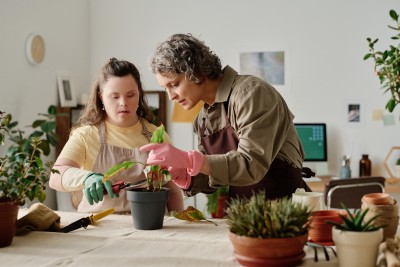 Frau und Kind pflanzen Blumen