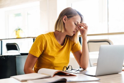 Frau sitzt verzweifelt vor PC