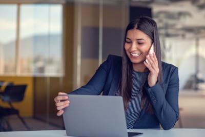 Mediatorin telefoniert mit Klienten