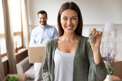 Paar beim Umzug in eine neue Wohnung