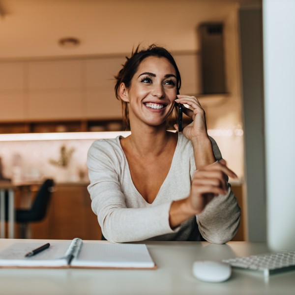 Frau Telefoniert mit Notizen vor sich liegen
