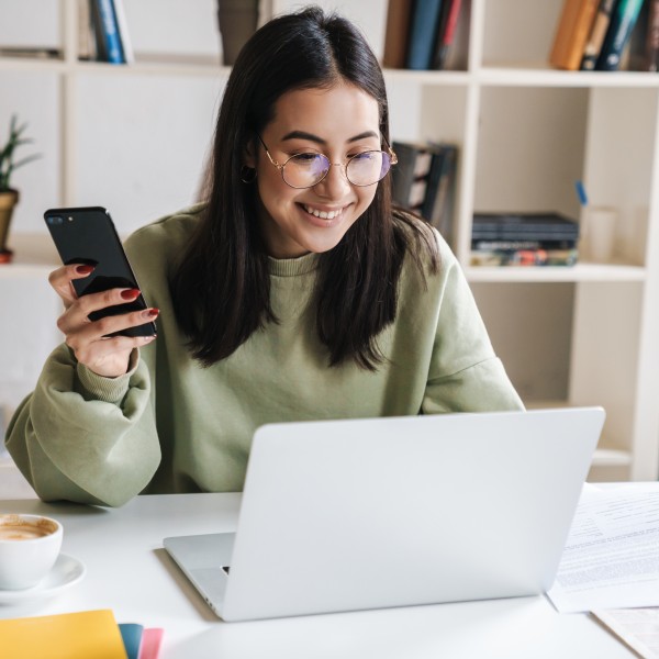 Frau lässt sich telefonisch und digitale beraten