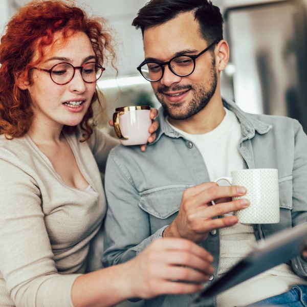 Junges paar liest Prüfbericht zur Renovierungsklausel