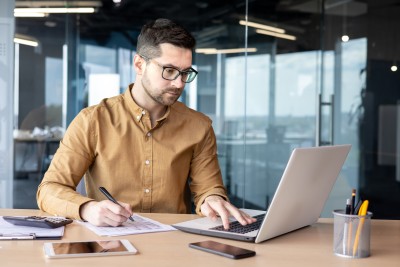 Mann mit Brille am Laptop