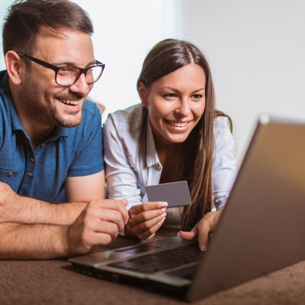 Paar shoppt am Laptop online