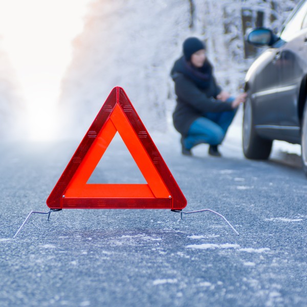 Warndreieck bei Unfall im Winter