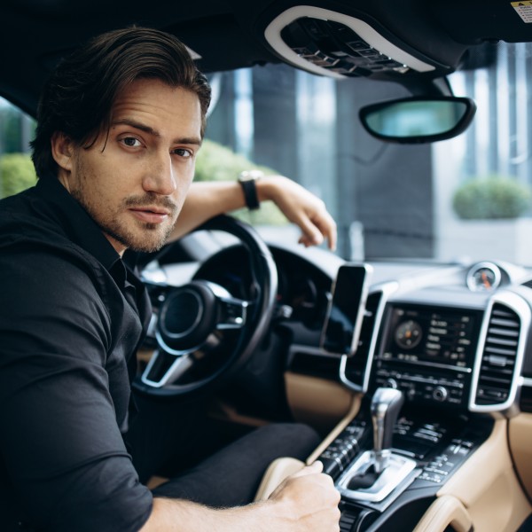 Mann im Auto