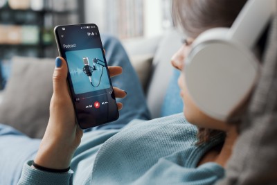 Frau hört Musik auf dem Handy