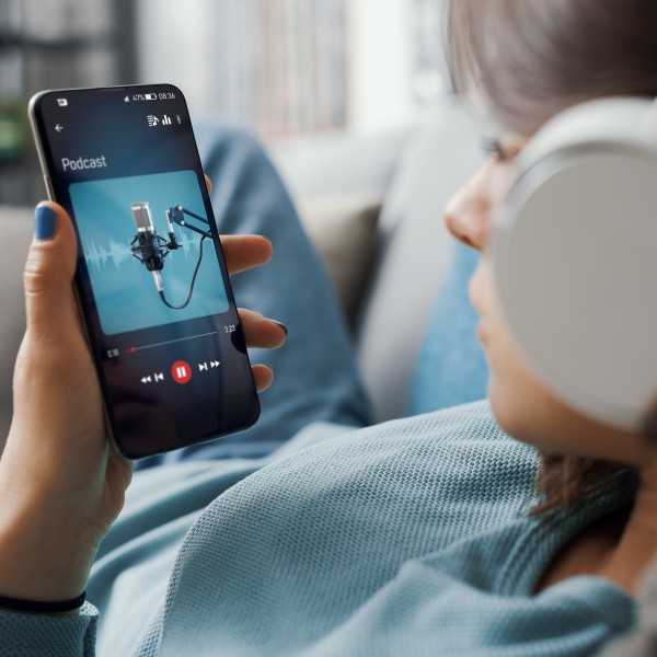 Frau hört Musik auf dem Handy
